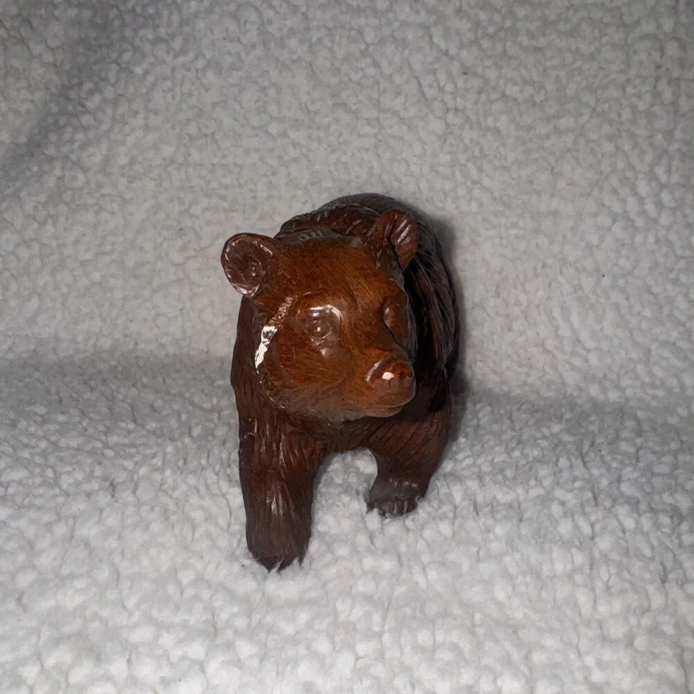 Vintage Red Mill Mfg Carved Brown Grizzly Bear Figurine Pecan Resin 1987